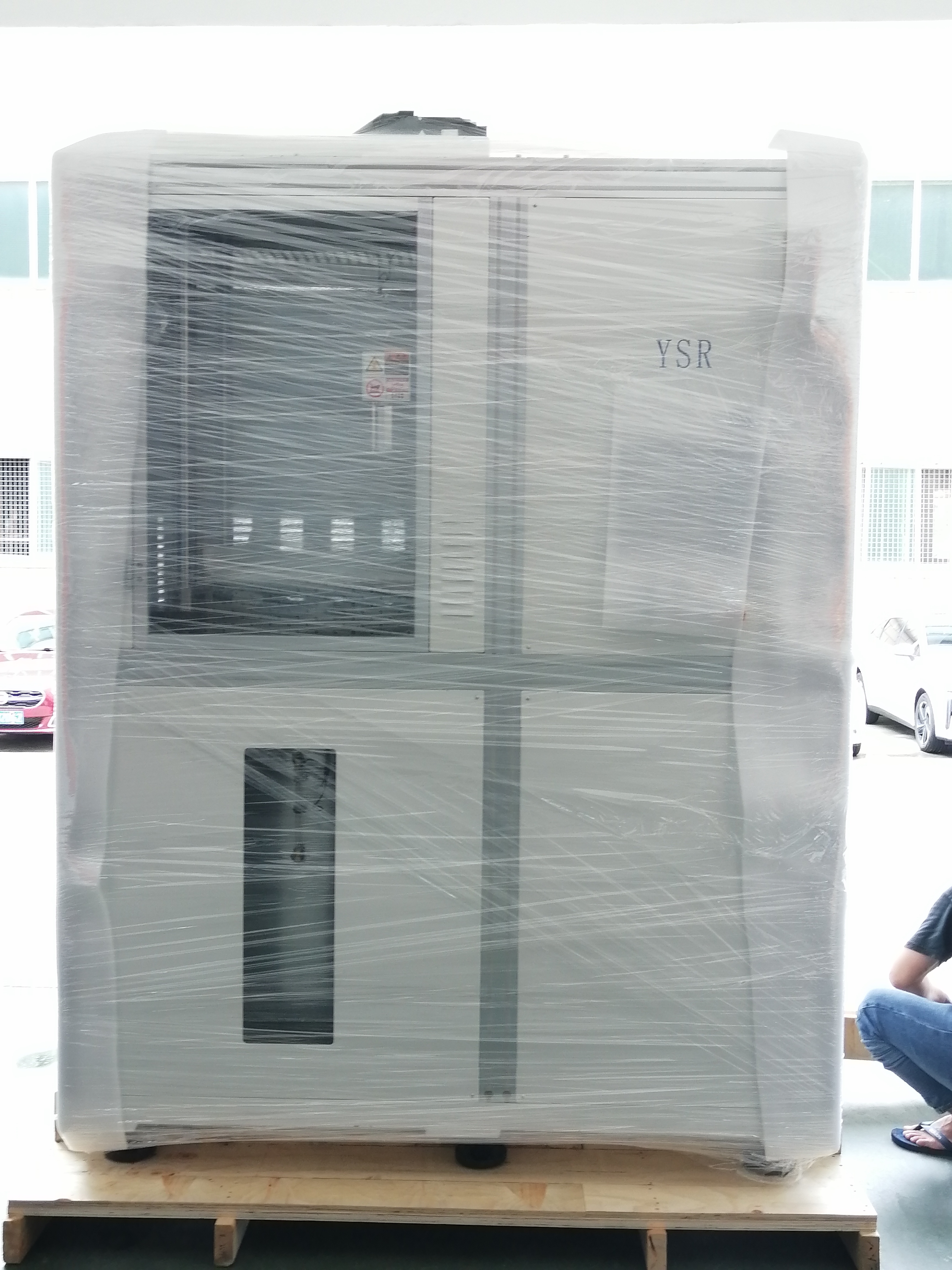De verzending van de automatische warme isostatische persmachine is voltooid.